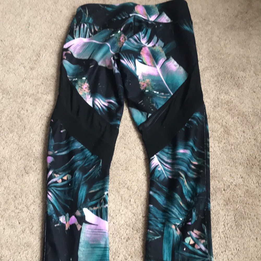 Fabletics Workout Capris Size Small - image 4